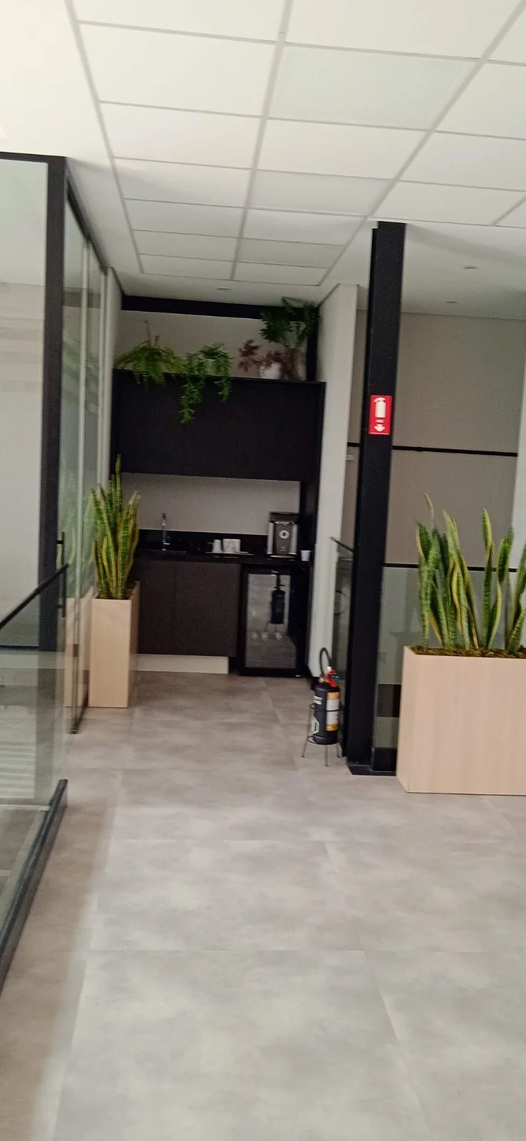 Corredor corporativo com paisagismo