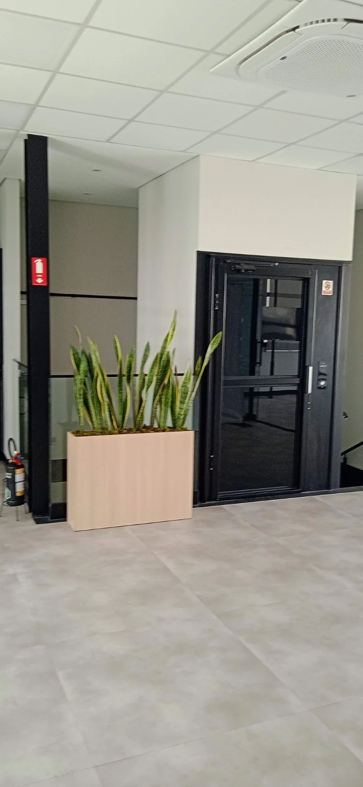 Hall com elevador e acabamento contemporâneo