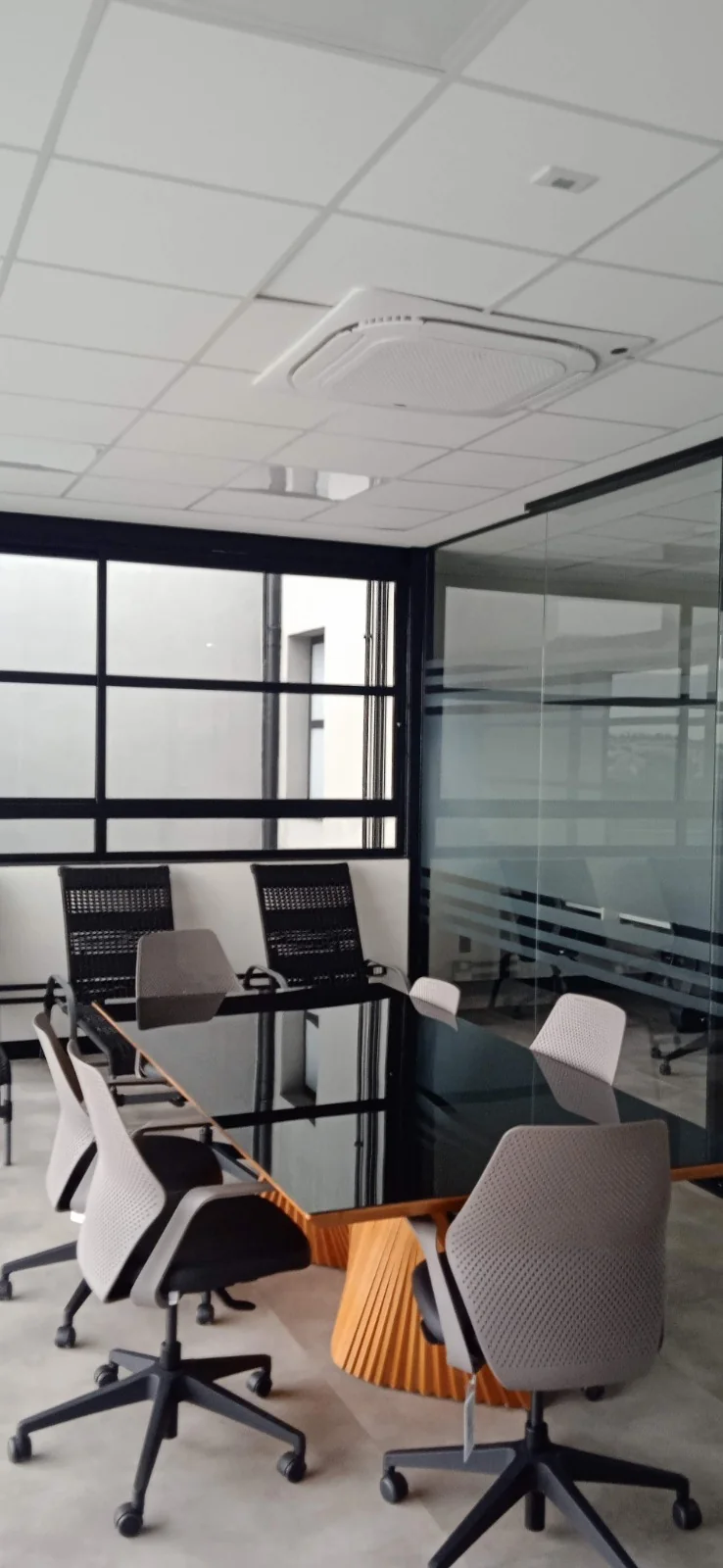 Sala de reunião com divisórias de vidro