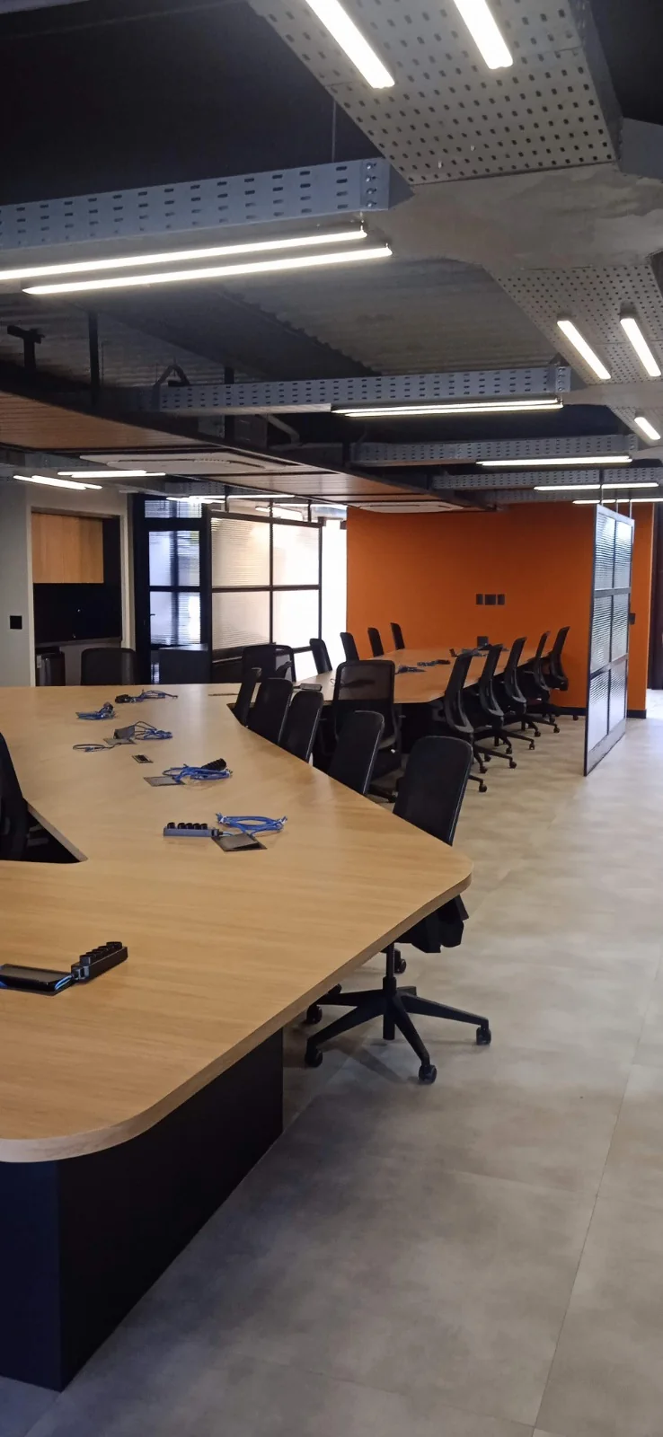 Sala de treinamento com acabamento industrial